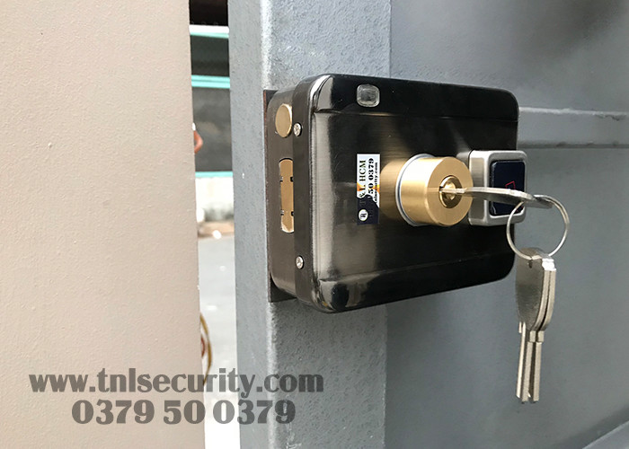 Lap-dat-khoa-the-tu-cho-cua-sat-cho-nha-o-tai-Tan-Phu-TpHCM